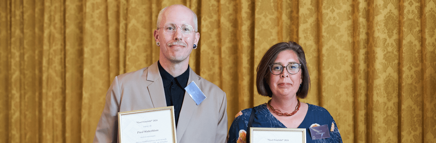 Silviasjuksköterska och undersköterska med diplom vid ceremoni för Silviastipendiet.