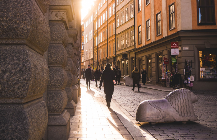 Solbelyst gata med klassiska byggnader i Stockholm.